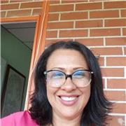 Profesora de enfermería donde se enseña procedimientos básicos de enfermería