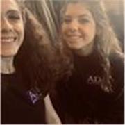 Studentessa universitaria in farmacia per ripetizioni di biologia