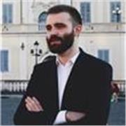 Insegnante di storia e filosofia impartisce lezioni private online