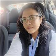 Maestra de español, con apoyo a estudiantes de educación primaria