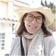 Redactora creativa bilingüe especializada en resiliencia y narrativa propia