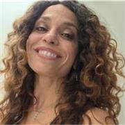 Prof di lettere appassionata che trasforma i libri in emozioni e lo studio in una scoperta