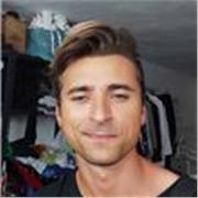 Attore-cantante impartisce lezioni di canto e interpretazione a chiunque voglia sperimentare un percorso di studio artistico, sia a livello professionale, sia per hobby e diletto personale