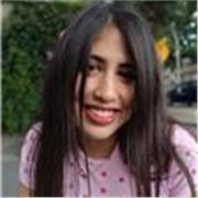 Maestra dinámica de Inglés y Francés con alumnos de diferentes edades