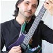 Docente di chitarra impartisce lezioni