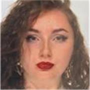 studentessa impartisce lezioni di inglese a studenti delle scuole medie
