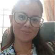 Profesora en educación imparte clases a niños y adolescentes