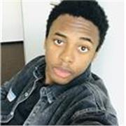 Wirtschaftsmathematik-Student, der Schülern mit Rechenschwierigkeiten engagiert Nachhilfe gibt