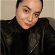 Profesora imparte clases para niños de todas las edades