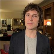 Professeur de Français, journaliste 
Titulaire d’un diplôme en Philosophie