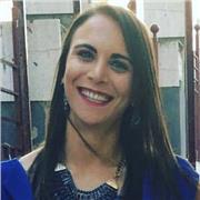 Laureata in Servizio Sociale e Politiche Sociali con un Master per l'insegnamento. Specializzata in materie umanistiche, Italiano, Storia