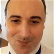 Dottorando in storia impartisce lezioni a studenti di scuola secondaria e università