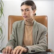 Laureata Magistrale in Economia e statistica, pittrice ed artigiana di professione, ottima conoscenza dell'Inglese