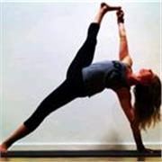 Insegno Vinjasa Yoga e Power Yoga, offro lezioni adatte a tutti per rafforzare e riequilibrare corpo e mente
