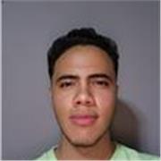 Joven que le entiende muy bien a las matemáticas, ofreciendote ayuda por si se te dificulta.