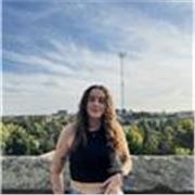 Profesora titulada con grado superior de educación, además de bachiller en la modalidad de ciencias de la salud. 