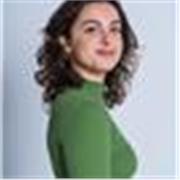 Profesora de canto imparte clases a gente de todas las edades