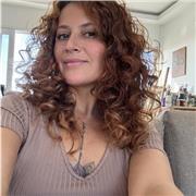 Profesora de Pintura y sus técnicas, imparte clases para todas las edades
