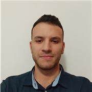 Docente di Biologia impartisce lezioni online per studenti di scuole superiori