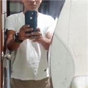 Profesor de educación física imparte las clases conos niños