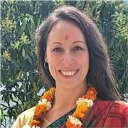 Insegnante di Yoga con esperienza internazionale offre lezioni online per adulti