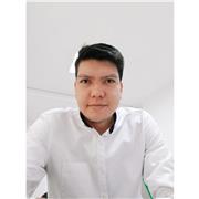 profesor de ciencias sociales, economia o finanzas personales que dicta clase para jovenes de 9 a 11