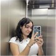 Estudiante de farmacia da clases de matemáticas y química