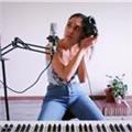 Studentessa in pianoforte e canto, impartisce lezioni private di canto online e/o in presenza