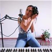 Studentessa in pianoforte e canto, impartisce lezioni private di canto online e/o in presenza