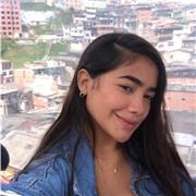 Estudiante de negocios internacionales imparte clases a niños de kínder a primaria