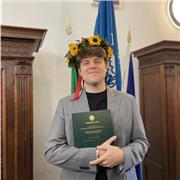 Ciao, mi chiami Andrea e sono uno studente di 22 anni presso l’università di Pisa. Sono specializzato in lingue, tra cui l’inglese
