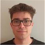 Soy un chico de 18 años. Tengo el C1 de Cambridge y he estudiado un año en Irlanda, tengo una experiencia de más de dos años.