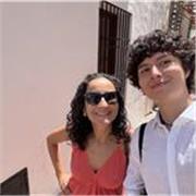 Diría que soy una persona social y alegre. Soy nativo en inglés y tengo experiencia con niños.