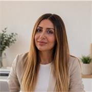 Soy una persona responsable, organizada y con mucha paciencia. Disfruto enseñando y adaptando las clases a las necesidades.