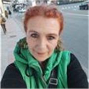 Profesora de francés imparte clases a niños y adultos