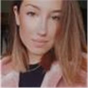 ESTUDIANTE UNIVERSITARIA DE FARMACIA IMPARTE CLASES DE QUÍMICA ORGÁNICA E INORGÁNICA