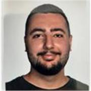 Graduado en la carrera Estudios Ingleses por la Universidad del País Vasco. Poseedor de los títulos B2 y C1 por Cambridge.