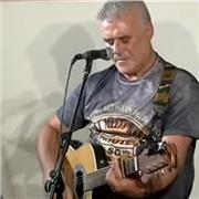 Artista ,y me dirijo a gente que quiera expresar sus sentimientos mediante canciones.