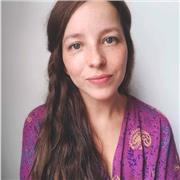 Designer web et graphiste, je suis avant tout passionnée de dessin main et numérique (suite Adobe)