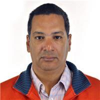 Pfrofesor dicta clases para adolecentes de educación media