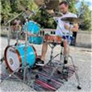 Diplomato Triennio Multistilistico Percentomusica. Offro lezioni di Batteria su strumento professionale, suonando su minus/brani