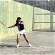 Me defino como una persona cercana que le gusta enseñar. 
Voy a dar clase a todo aquel que quiera aprender a jugar al tenis.