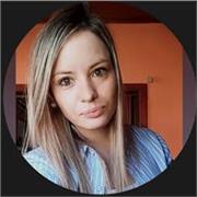 Profesora de inglés imparte apoyo escolar a niños de todas las edades