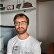 Studente della facoltà di fisica impartisce lezioni private per studenti di liceo e università