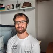 Studente della facoltà di fisica impartisce lezioni private per studenti di liceo e università