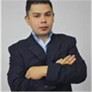 Profesor de administración con amplio desenvolvimiento a la hora de transmitir información al receptor