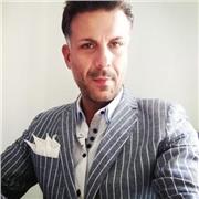 Docente universitario impartisce lezioni di Letteratura Italiana