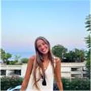 Profesora de inglés imparte clases a niños de primaria y secundaria, excepcionalmente a bachiller