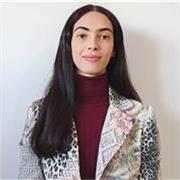 Lehrerin, die dich mit Geduld und Freude beim Lernen von Englisch und Französisch begleitet. 