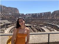 Estudiante de ingeniería imparte clases de matemáticas a jóvenes